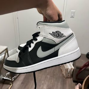 Size 8 Nike Air Jordan’s mid unisex